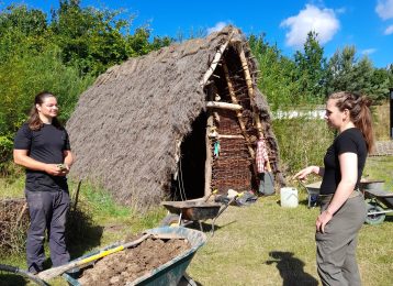 Building a Grubenhaus
